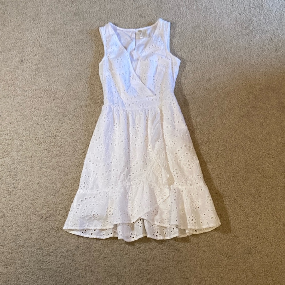 Elegant White Sleeveless Dress